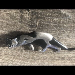 462. Adorable Vintage Sneaky Cat Brooch Pin